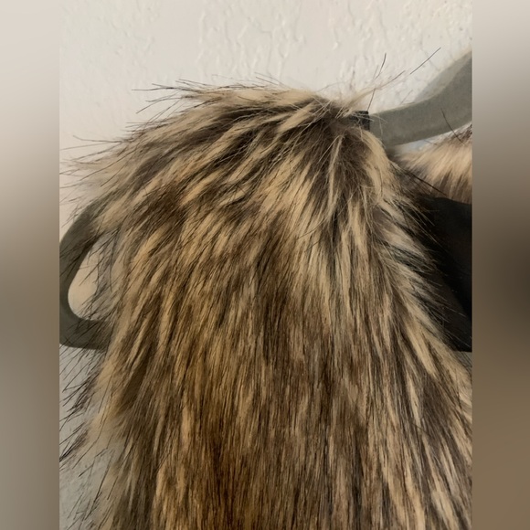 Evy’s Tree Ivy Faux Fur Vest size medium - Picture 3 of 12